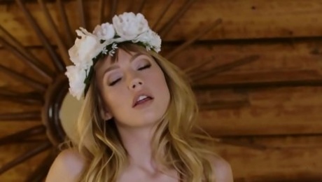 Blonde maiden Ivy Wolfe looks wholly heavenly during hot solo