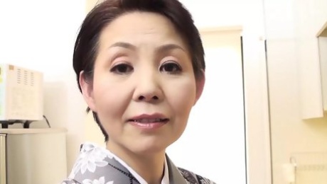 M615g03 A Neat Mature Woman With Short Hair That Looks Good In A Kimono!