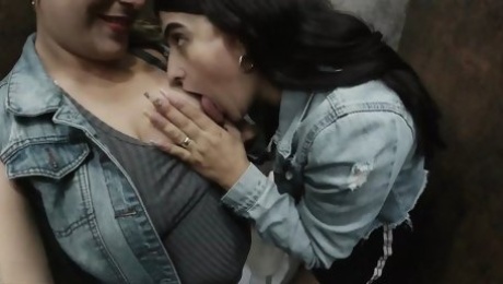 Lesbian sex in public bathroom, horny milf - Porn in Spanish