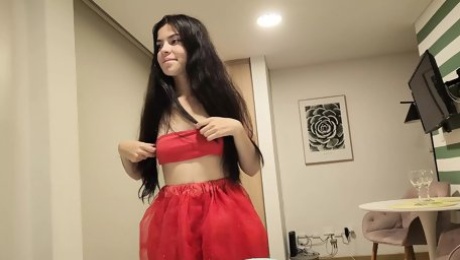 His stepdaughter arrives in a skirt and without underwear to fuck with him in his wife's bed