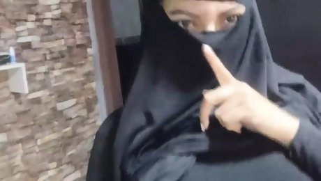 Real Sexy Amateur Muslim Arabian MILF Masturbates Squirting Fluid Gushy Pussy To Orgasm HARD In Niqab