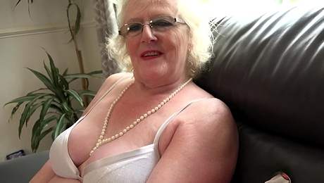 Nice looking Claire's busty gilf clip