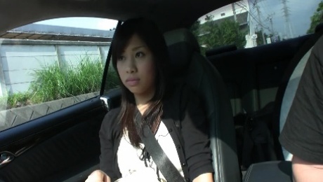 Amateur Asian girlfriend gives blowjob in car
